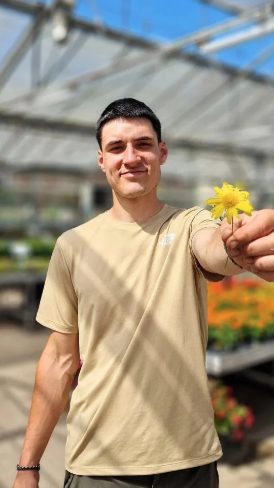 Ça sent bon le printemps à la Végétalerie, les plantes fleuries sont enfin au complet 🌸

Viens les sentir toi aussi et repars avec de quoi fleurir ton jardin : bégonias, pétunias, œillets d’Inde… il y a de quoi faire 🌿

📍 Cultivées dans nos serres de production à Sain-Bel, elles t’attendent dans nos serres de vente à L’Arbresle

#jardinerie #productionlife #fleurs #localproduct #printemps