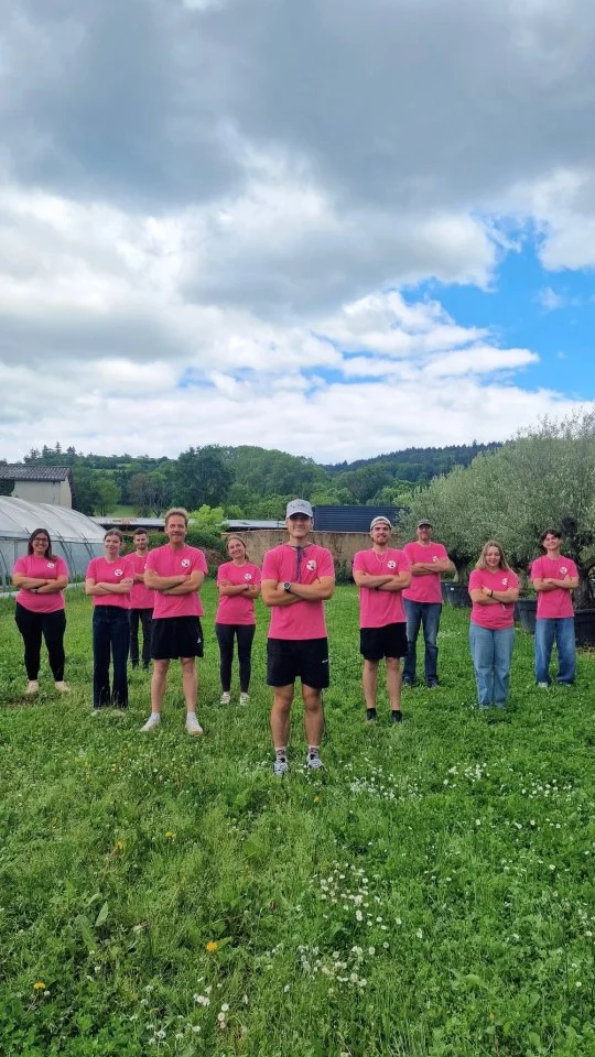 🦸‍♂️ Superpousse a encore frappé !

Grâce a lui, toute l'équipe est maintenant équipée de ses nouveaux t-shirts roses.

👉 Son objectif :
vous permettre de nous repérer plus facilement dans le magasin 🌿

Besoin d'un conseil, d'une plante ou d'un coup de main ?
Cherchez le rose... on arrive ✌️

#ferrierefleurs #jardinerie #superman #rose #effetspeciaux