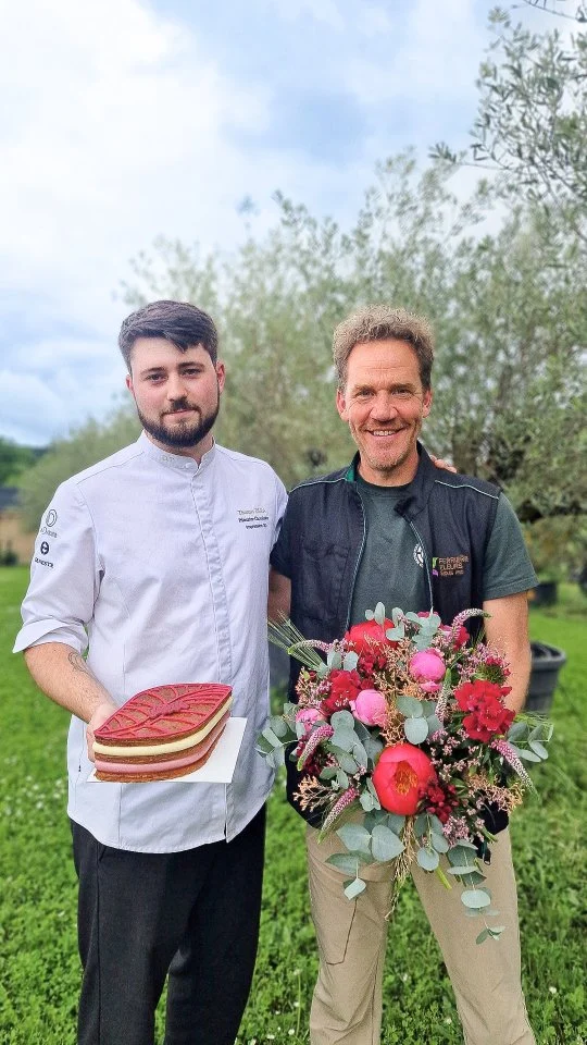 CONCOURS FÊTE DES MÈRES 🌸

Cette année encore, la Végétalerie Ferrière Fleurs et la Pâtisserie Chocolaterie Thomas Dura s'associent pour un concours placé sous le signe de la gourmandise et des fleurs 🤍

Et pour l’occasion, ils ont échangé les rôles 😄
Cyrille devient pâtissier, Thomas fleuriste le temps d’une vidéo 👀

À gagner :
🌸 Un bouquet de fleurs colorées :
composé de pivoines, œillets de poète et alstroemerias issues d'une production locales

🍰 Un millefeuille framboise pour 6 personnes :
au feuilletage inversé, crémeux framboise, mousse vanille de Madagascar et tuile à la framboise.

Pour participer :
- Likez le post et suivez nos 2 comptes
- Identifiez la personne avec qui vous aimeriez partager ce gâteau et offrir le bouquet
- Republiez le réel 

- Bonus : le partager en story

⏳ Le concours se déroulera du vendredi 22 mai à 10h au vendredi 29 mai à 10h, avec un tirage au sort le vendredi 29 mai. Les lots seront à récupérer directement en magasin, soit à l'Arbresle, soit à la pâtisserie d'Écully.

Bonne chance à tous.tes 🤍

#concours #fetedesmères #fleurs #millefeuille #cadeau