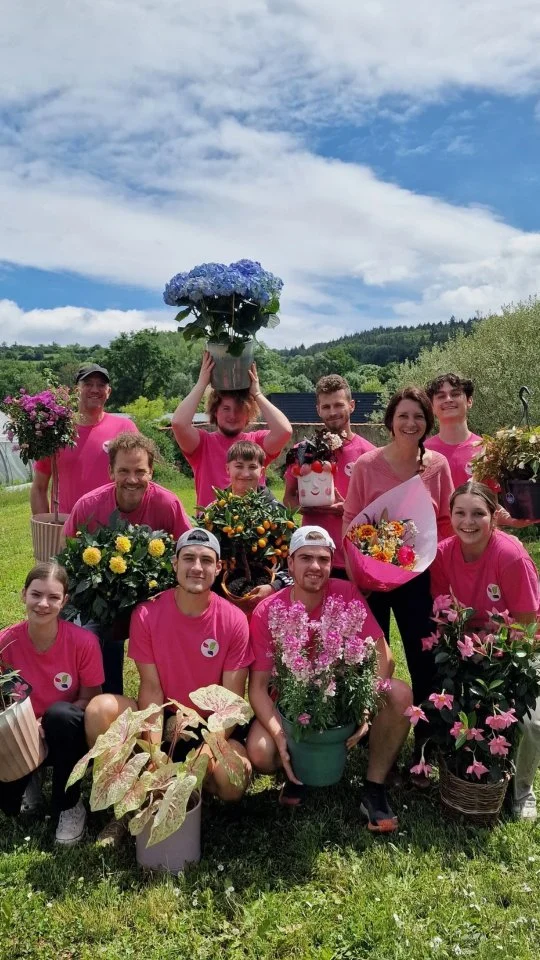 Ce dimanche 31 mai, c'est la Fête des Mères 🌸

Toute l'équipe est partie en mission au fin fond du dé-pot pour dénicher de belles idées cadeaux 🌿

Résultat : une équipe qui revient un peu empotée... mais surtout les bras remplis de fleurs, plantes et jolies attentions pour toutes les mamans 🩷

On ne tournera pas autour du pot : cette semaine la serre déborde d'idée cadeaux, alors venez vite dénicher le votre 💐

📅 Samedi 9h-19h / Dimanche 9h-12h30
📍 27 route de Saint Bel, L'Arbresle 

#ferrierefleurs #fetedesmères #maman #cadeau #fleurs