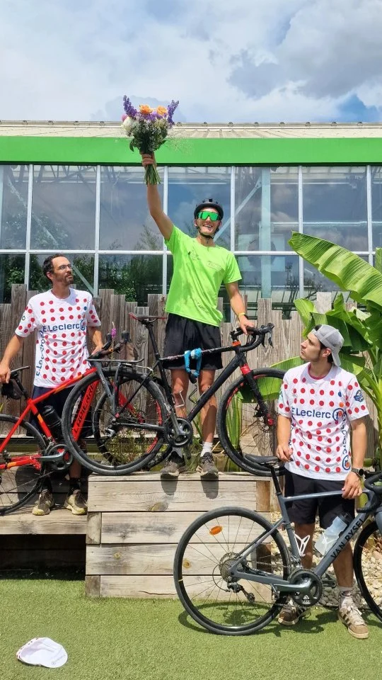 Et si le Tour de France passait par la Végétalerie ? 🚴‍♀️💨

On a imaginé notre propre étape : une caravane qui distribue des plantes, des supporters en folie... et des cyclistes prêts à tout pour décrocher le maillot vert 🌿

ASO, @letourdefrance et @lacaravanedutour si vous passez par là, on est prêt pour 2026 🥳

Soutien à nos coureurs Français @paul.sxs
@alafpolak @warrenbarguil @baudinou @lennymrtz @godondorian @kevin_vql @_romaingregoire @jordanjegat_ ✌️

#tdf #ferrierefleurs #caravane #etapedutour #pogacar