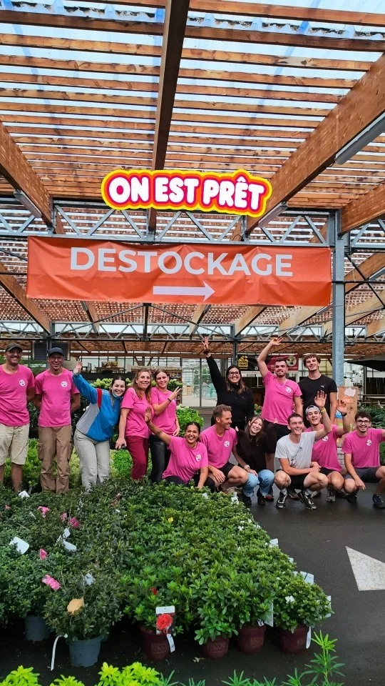 Votre vidéo préférée est enfin là ! 

On a fait le tour de la Végétalerie avec Cyrille pour vous montrer et vous expliquer toutes les offres qui vous attendent pour notre GRAND DESTOCKAGE 🌿 

Oubliez pas, ça se passe demain dès 9h, et jusqu'à dimanche 17h30 🥳

#ferrierefleurs #jardinerie #offre #promotion #destockage